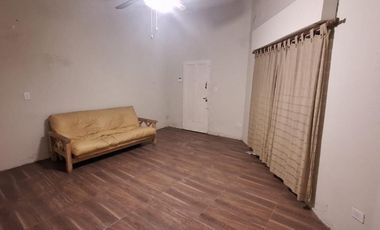 Casa de 4 ambientes con patio
