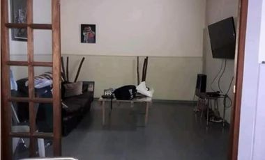 Venta de casa de dos plantas con departamento independiente