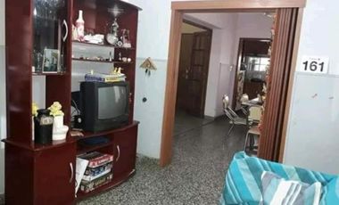 Venta de casa de dos plantas con departamento independiente