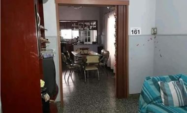 Venta de casa de dos plantas con departamento independiente