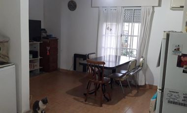 Venta de casa de dos plantas con departamento independiente