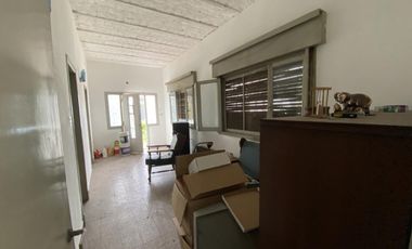 Casa de 3 ambientes con lote de 10,00 X 35,00 mts.