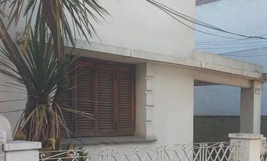 Casa de 3 ambientas  a reciclar, ideal inversor   - Wilde