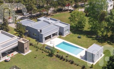 VENTA CASA DE 3 DORMITORIOS EN MIRALAGOS