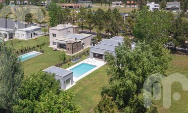 VENTA CASA DE 3 DORMITORIOS EN MIRALAGOS