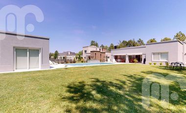 VENTA CASA DE 3 DORMITORIOS EN MIRALAGOS