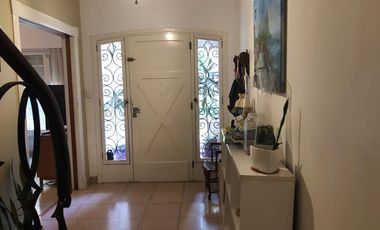 Importante casa 250 m2 cubiertos, parque y pileta. Terreno 418 m2. Vicente López