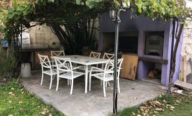 Importante casa 250 m2 cubiertos, parque y pileta. Terreno 418 m2. Vicente López