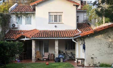 Importante casa 250 m2 cubiertos, parque y pileta. Terreno 418 m2. Vicente López