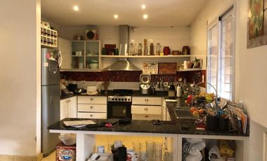 Importante casa 250 m2 cubiertos, parque y pileta. Terreno 418 m2. Vicente López