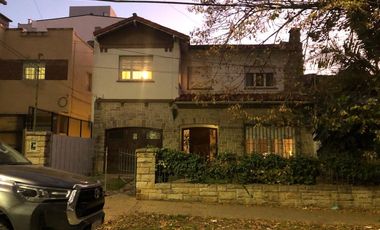 Importante casa 250 m2 cubiertos, parque y pileta. Terreno 418 m2. Vicente López