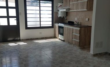 Casa duplex venta - Tolosa 2 dormitorios
