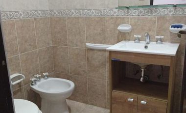 Casa duplex venta - Tolosa 2 dormitorios