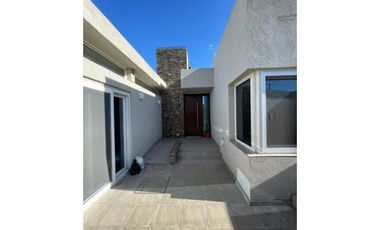 Hermosa casa ubicada en calle Lalinde al 400 - San Miguel del Monte