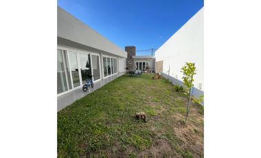 Hermosa casa ubicada en calle Lalinde al 400 - San Miguel del Monte