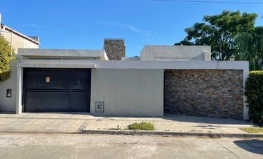 Hermosa casa ubicada en calle Lalinde al 400 - San Miguel del Monte
