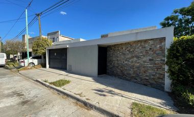 Hermosa casa ubicada en calle Lalinde al 400 - San Miguel del Monte
