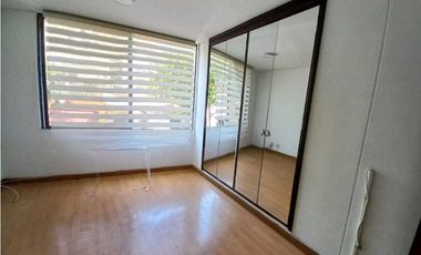 Se alquila apto en granada cali