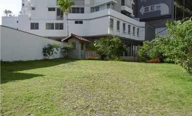 Se Vende Local Comercial de 653m2 y Terreno de 225m2 en Marbella