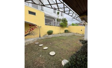 VENDO CASA COMERCIAL O RESIDENCIAL  EN LA 12 DE OCTUBRE!!!