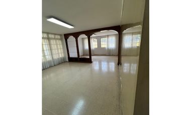 VENDO CASA COMERCIAL O RESIDENCIAL  EN LA 12 DE OCTUBRE!!!