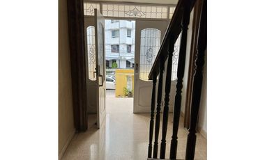 VENDO CASA COMERCIAL O RESIDENCIAL  EN LA 12 DE OCTUBRE!!!