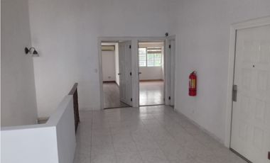 VENDO CASA COMERCIAL O RESIDENCIAL  EN LA 12 DE OCTUBRE!!!