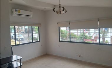 VENDO CASA COMERCIAL O RESIDENCIAL  EN LA 12 DE OCTUBRE!!!