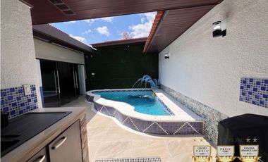 Venta de Casa Modelo Lyon con Piscina Versalles 1 Panamá