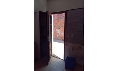 Casa de tres ambientes más dos locales sobre lote propio