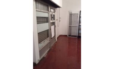 Casa de tres ambientes más dos locales sobre lote propio
