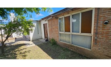Casa de tres ambientes más dos locales sobre lote propio