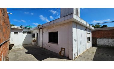 Casa de tres ambientes más dos locales sobre lote propio