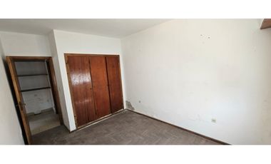 Casa de tres ambientes más dos locales sobre lote propio