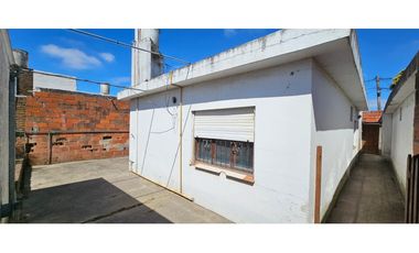 Casa de tres ambientes más dos locales sobre lote propio