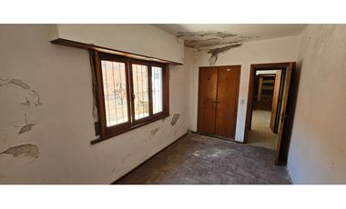 Casa de tres ambientes más dos locales sobre lote propio