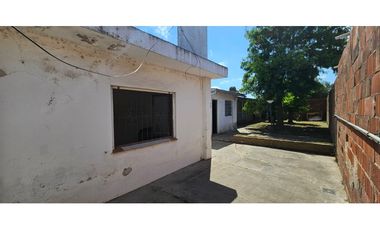 Casa de tres ambientes más dos locales sobre lote propio