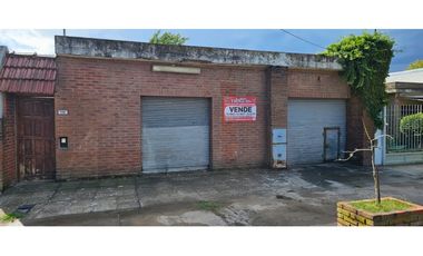 Casa de tres ambientes más dos locales sobre lote propio