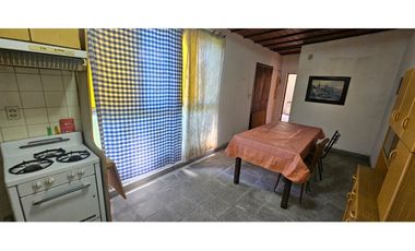 Casa de tres ambientes más dos locales sobre lote propio