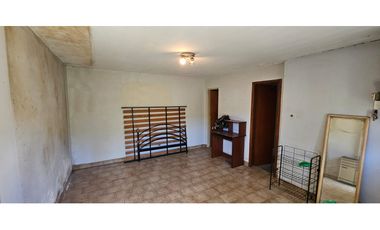 Casa de tres ambientes más dos locales sobre lote propio