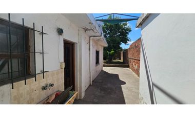 Casa de tres ambientes más dos locales sobre lote propio
