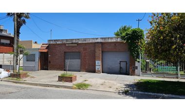 Casa de tres ambientes más dos locales sobre lote propio