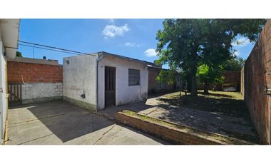 Casa de tres ambientes más dos locales sobre lote propio