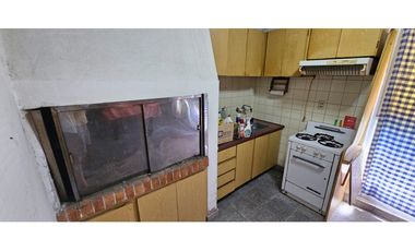 Casa de tres ambientes más dos locales sobre lote propio