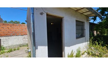 Casa de tres ambientes más dos locales sobre lote propio