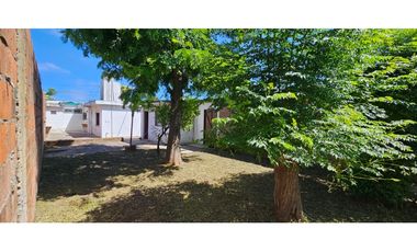 Casa de tres ambientes más dos locales sobre lote propio