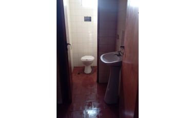 Casa de tres ambientes más dos locales sobre lote propio