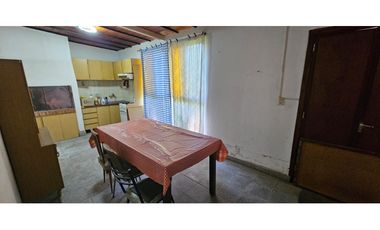 Casa de tres ambientes más dos locales sobre lote propio