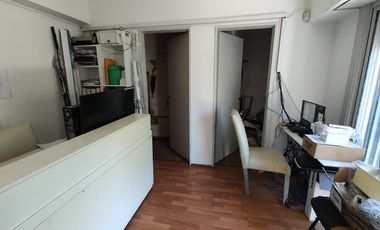 Galpón en  venta de 8,66 x 24 con dos oficinas, baño y terraza - Avellaneda