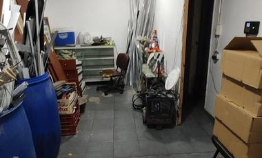Galpón en  venta de 8,66 x 24 con dos oficinas, baño y terraza - Avellaneda